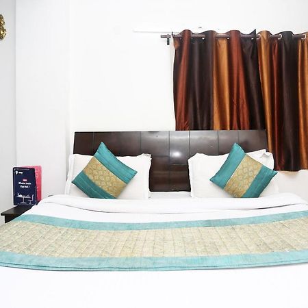 Oyo 8253 Golden Heights Hotel New Delhi Ngoại thất bức ảnh