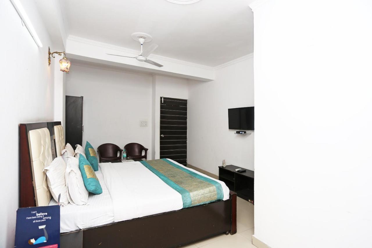 Oyo 8253 Golden Heights Hotel New Delhi Ngoại thất bức ảnh