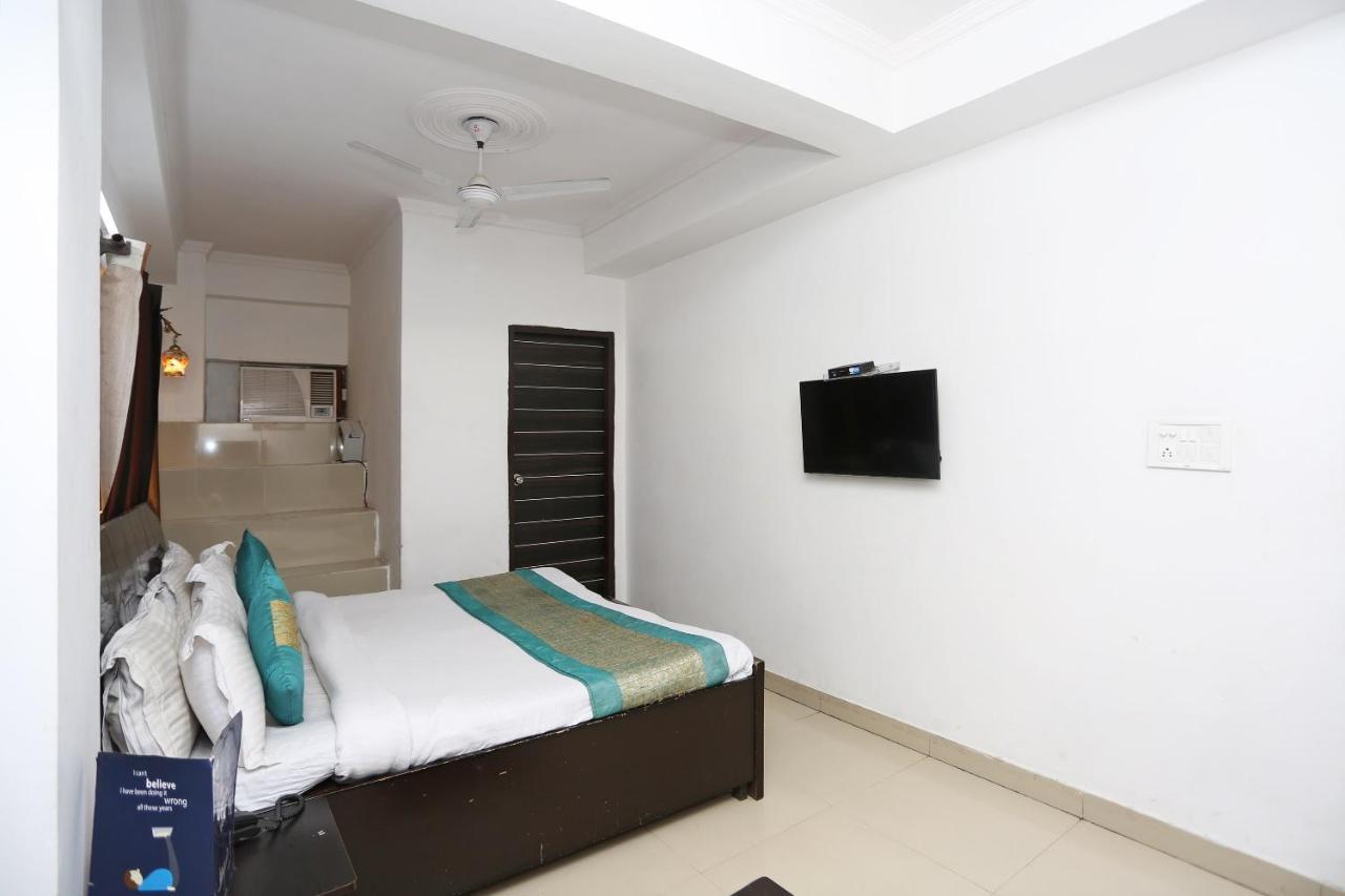 Oyo 8253 Golden Heights Hotel New Delhi Ngoại thất bức ảnh