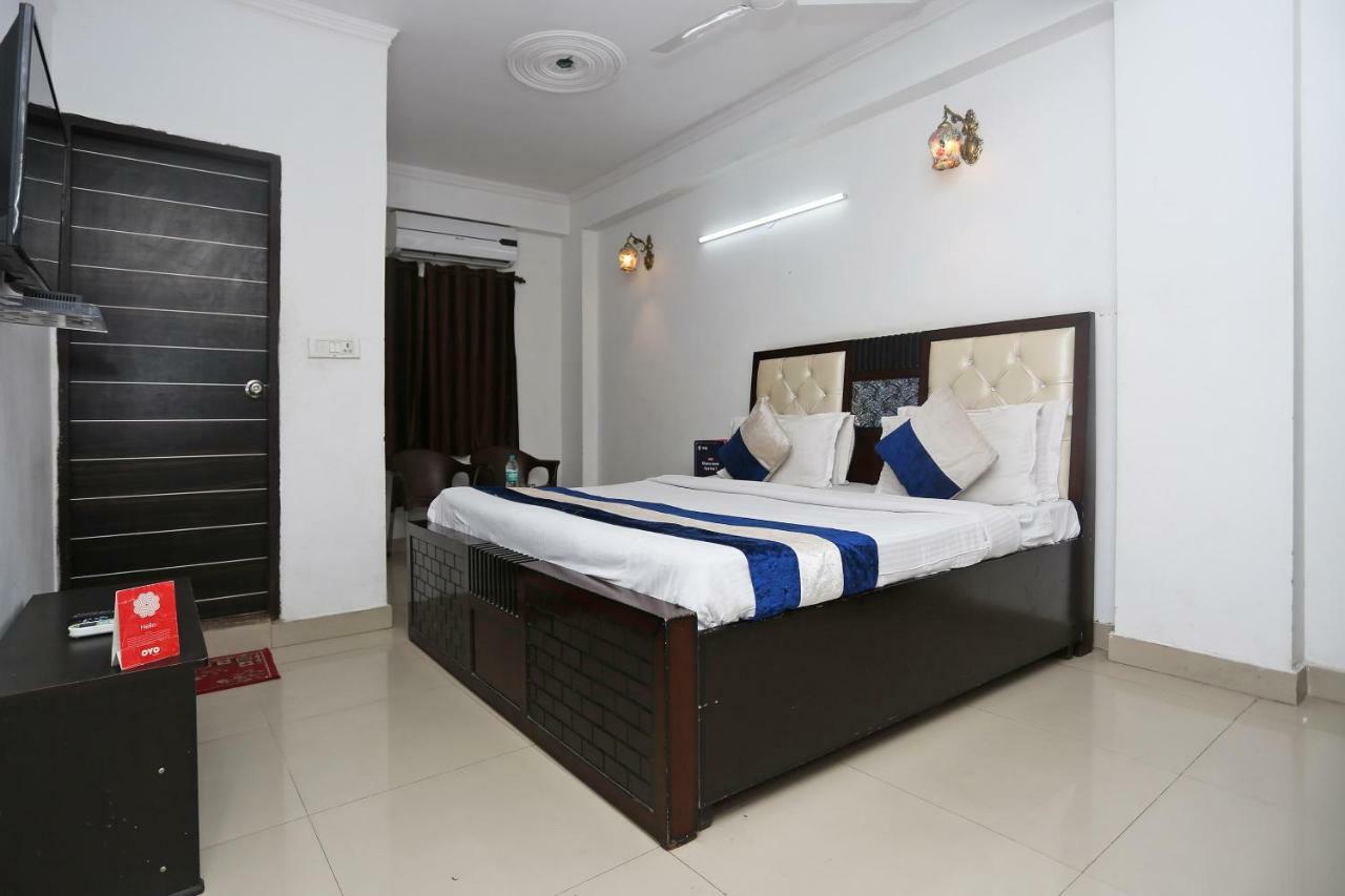 Oyo 8253 Golden Heights Hotel New Delhi Ngoại thất bức ảnh