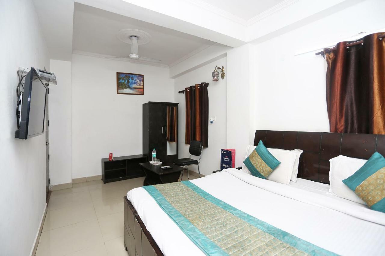 Oyo 8253 Golden Heights Hotel New Delhi Ngoại thất bức ảnh
