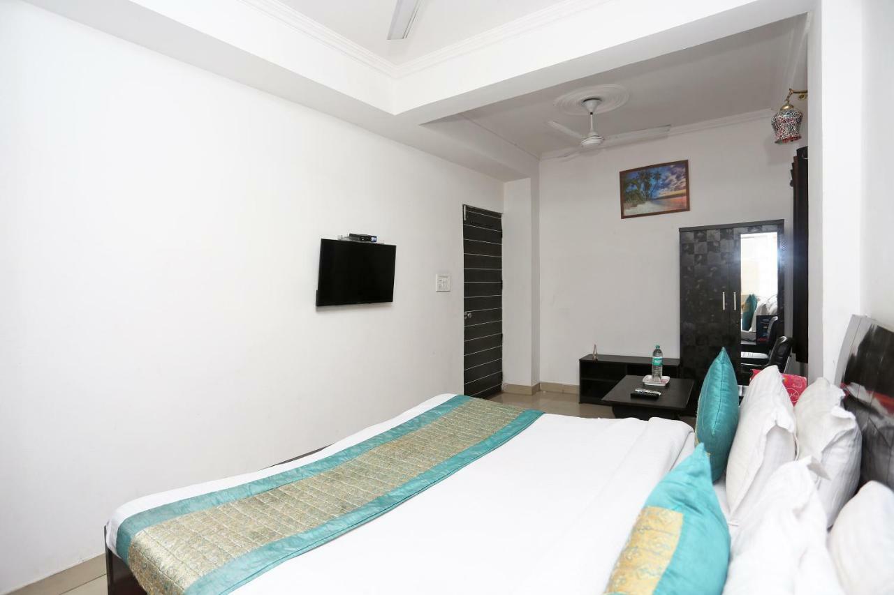 Oyo 8253 Golden Heights Hotel New Delhi Ngoại thất bức ảnh